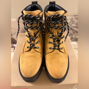 LAST Alaska Boot size 8.5 Women - Tan